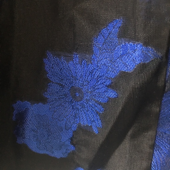 Black and Blue flower print Skirt - Picture 2 of 6
